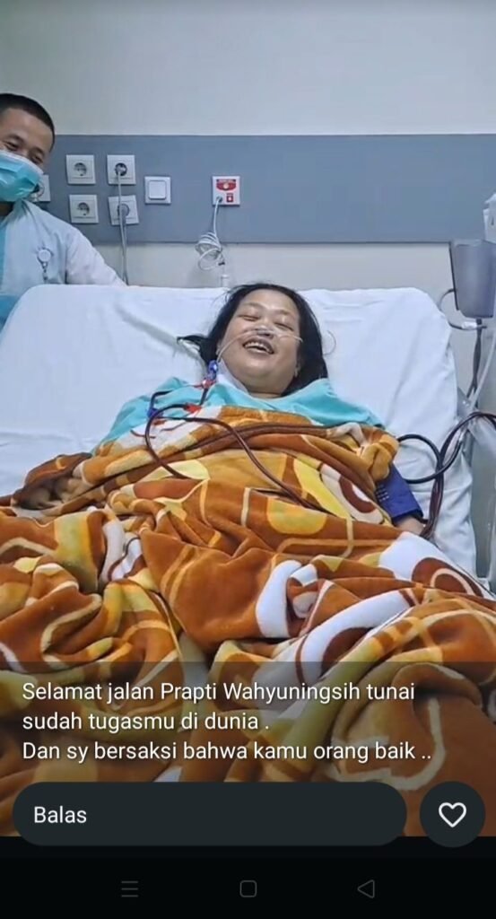 Prapti saat dirawat di RS, tetap tersenyum.