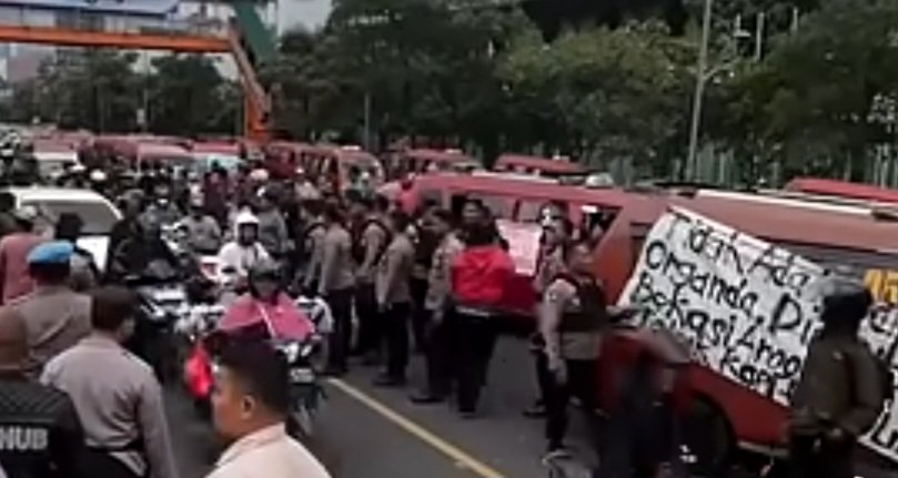Lumpuhkan Jalan Ahmad Yani, Ratusan Sopir Angkot di Bekasi Tolak Bus Trans Beken
