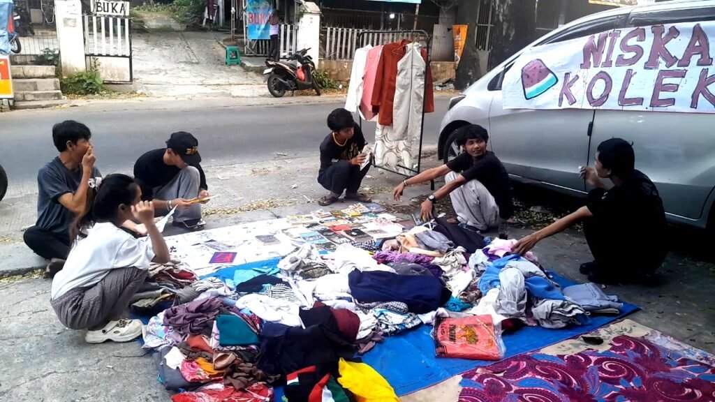 Aksi Langsung Berupa Lapak Baca dan Pakaian Gratis
